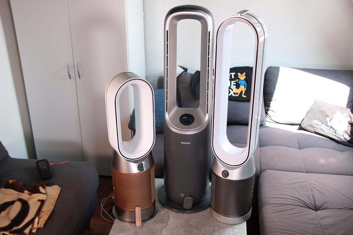 Drei unterschiedliche leise Turmventilatoren stehen im Test auf einem Tisch im direkten Vergleich. 